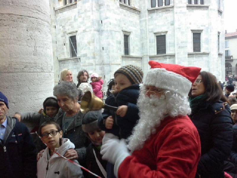 babbo natale con bimbo ingresso sociale