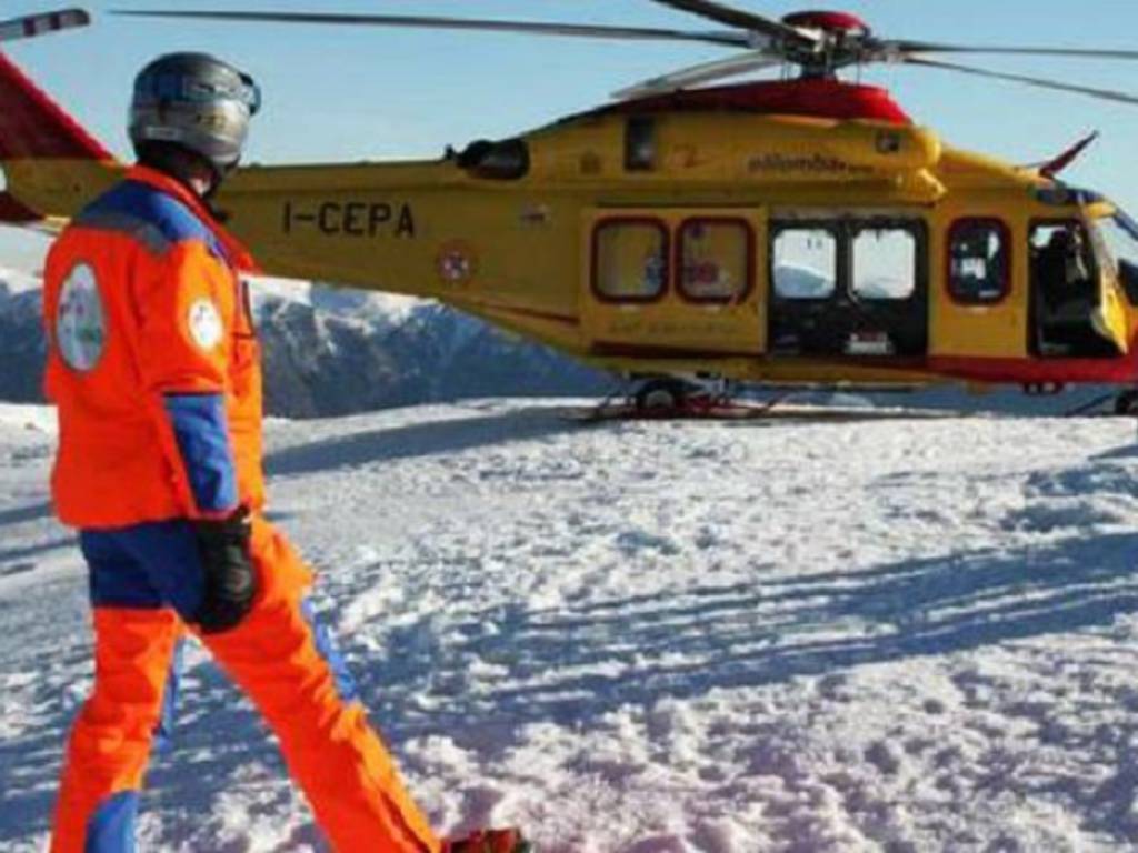 elicottero su neve slavina madesimo