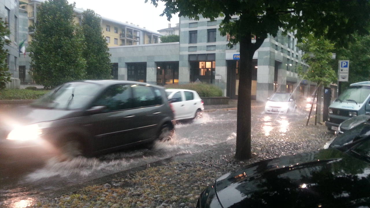 allagamenti e disagi a Como per il diluvio in strada