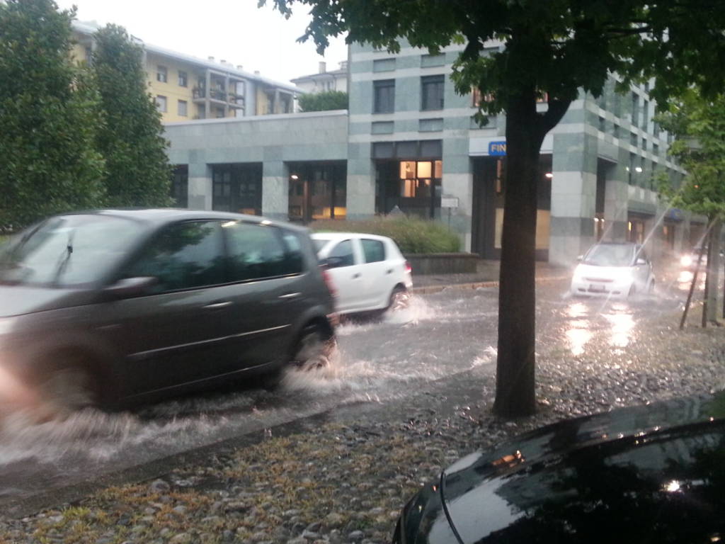 allagamenti e disagi a Como per il diluvio in strada