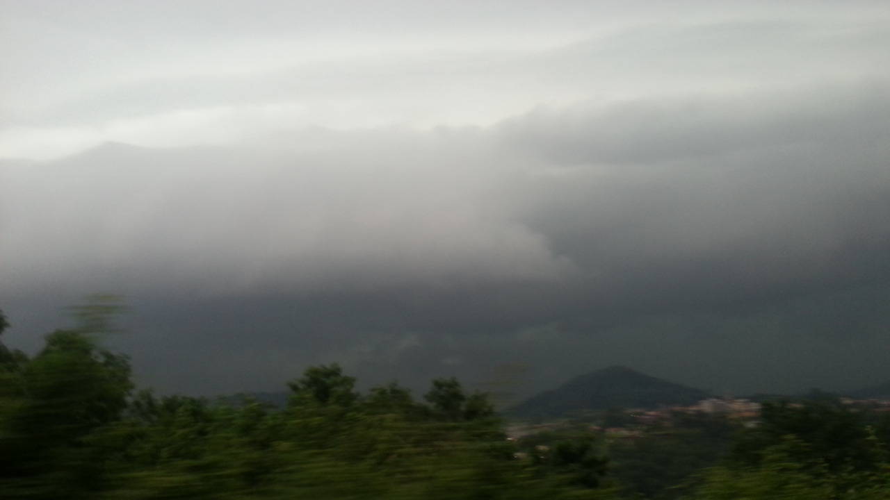 allagamenti e disagi a Como per il diluvio in strada