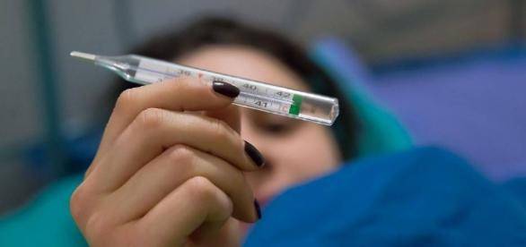 influenza in arrivo, tanti a letto generica ammalati e termometro