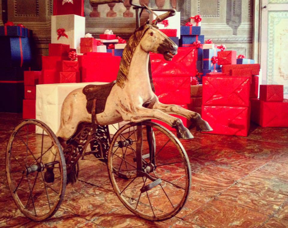 Immagini Di Natale Con Cavalli.Natale In Casa Giovio Storie Di Bambini E Balocchi Con Il Museo Del Cavallo Giocattolo Per La Citta Dei Balocchi Video In Anteprima Ciaocomo