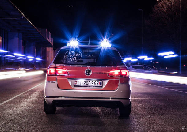 auto polizia svizzera di notte da retro