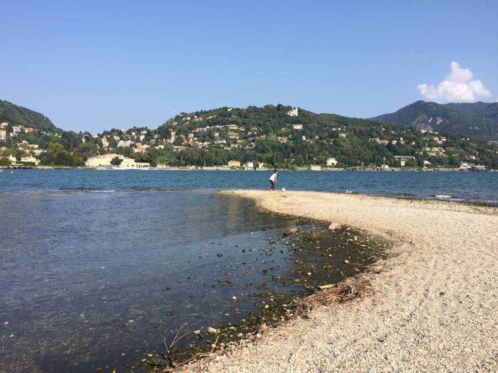 Lago sempre più basso al Tempio Voltiano e la spiaggia diventa più ampia