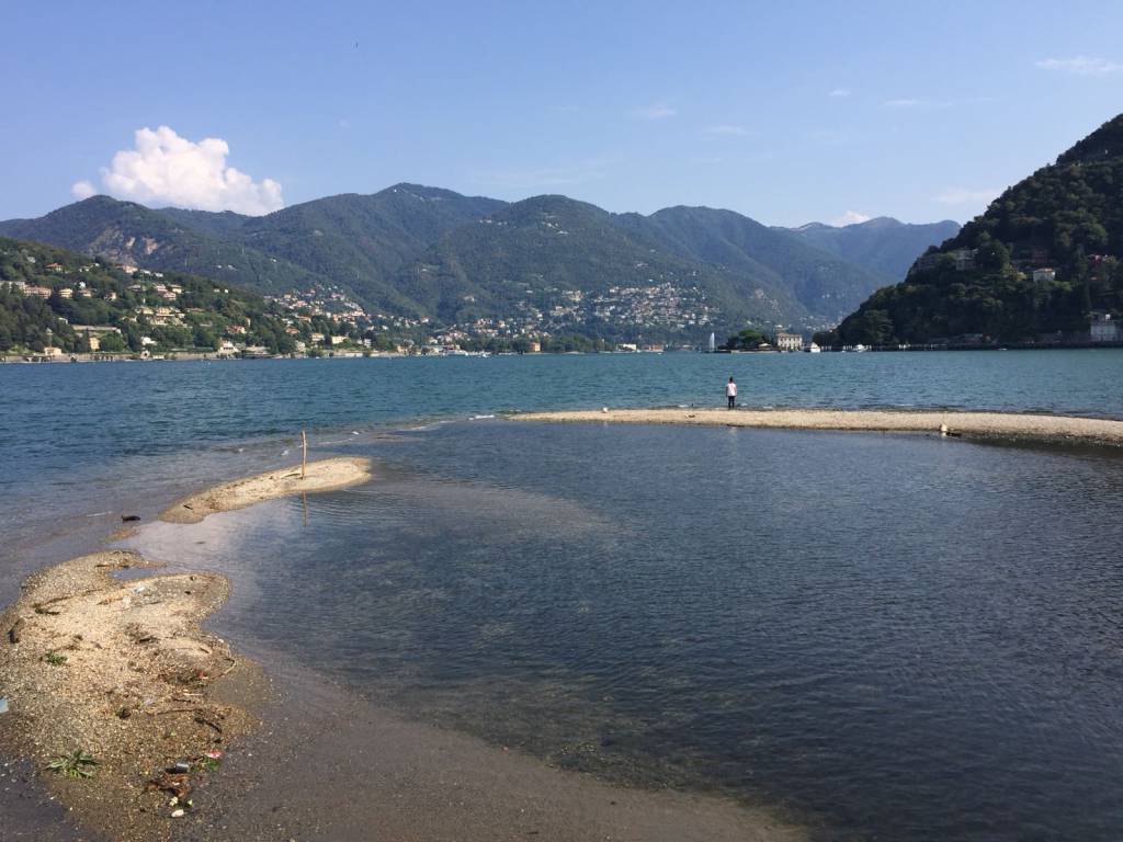 Lago sempre più basso al Tempio Voltiano e la spiaggia diventa più ampia