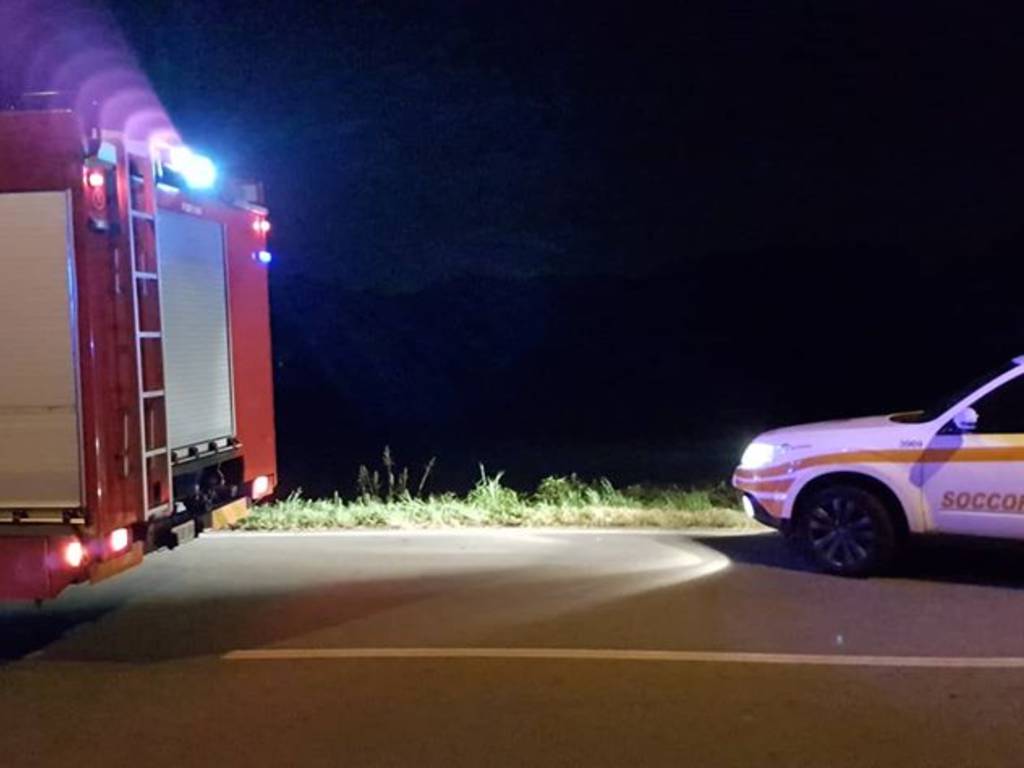 incidente alzate automedica e pompieri sul posto di notte