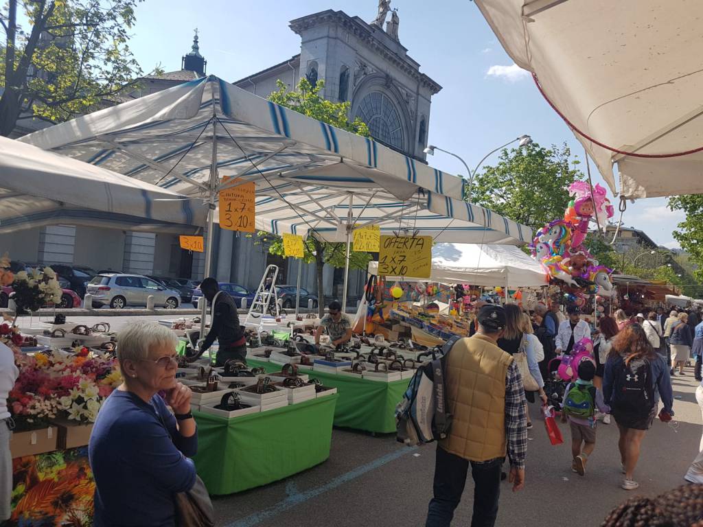 Un assalto alle bancarelle della Fiera di Pasqua oggi a Como