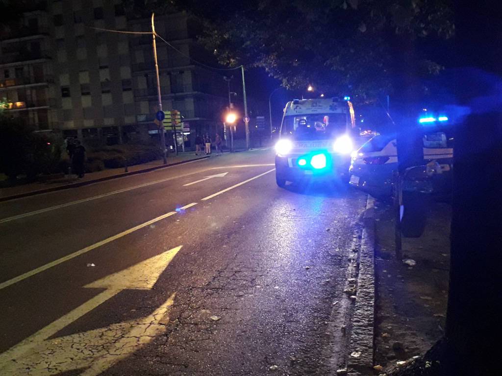 ambulanza notte esterno locale viale rosselli a como per intervento soccorso generico