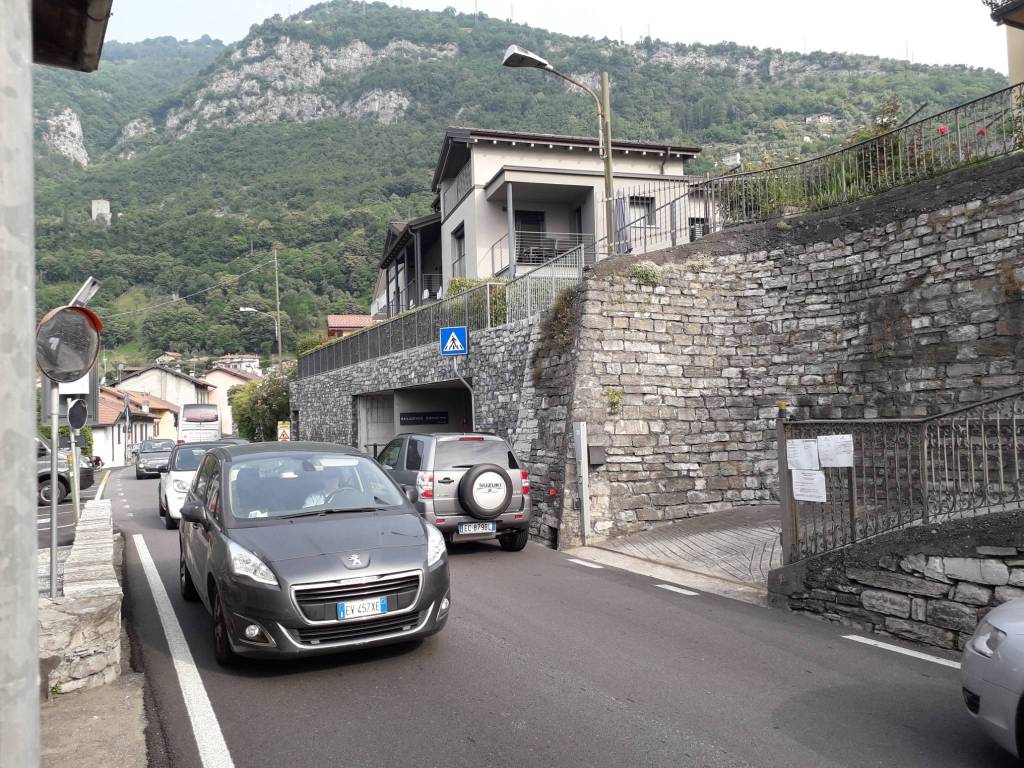 osservatori del traffico statale regina al lavoro con radiolina ricetrasmittente