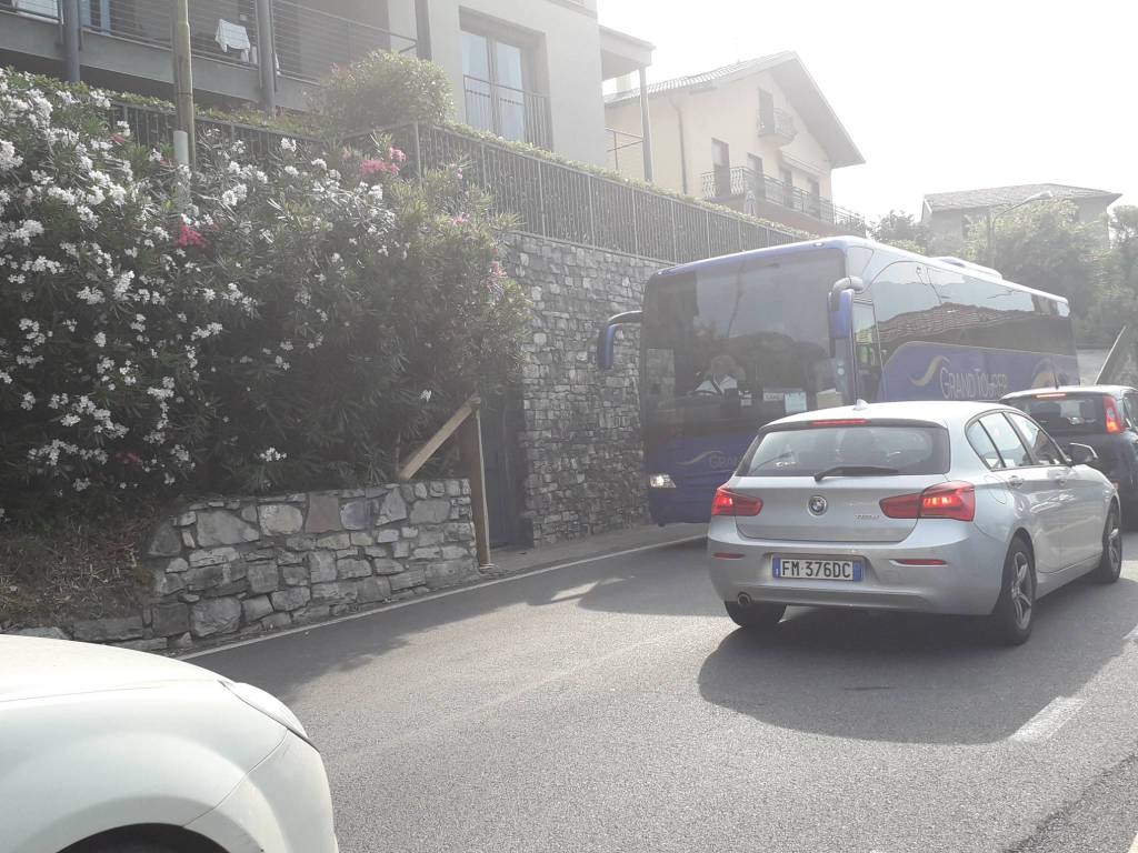 osservatori del traffico statale regina al lavoro con radiolina ricetrasmittente