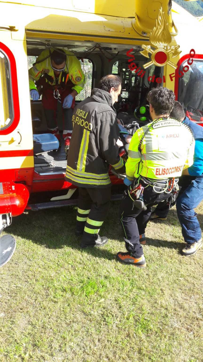 trattorino lo schiaccia durante i lavori a porlezza, soccorso da pompieri ed elicottero