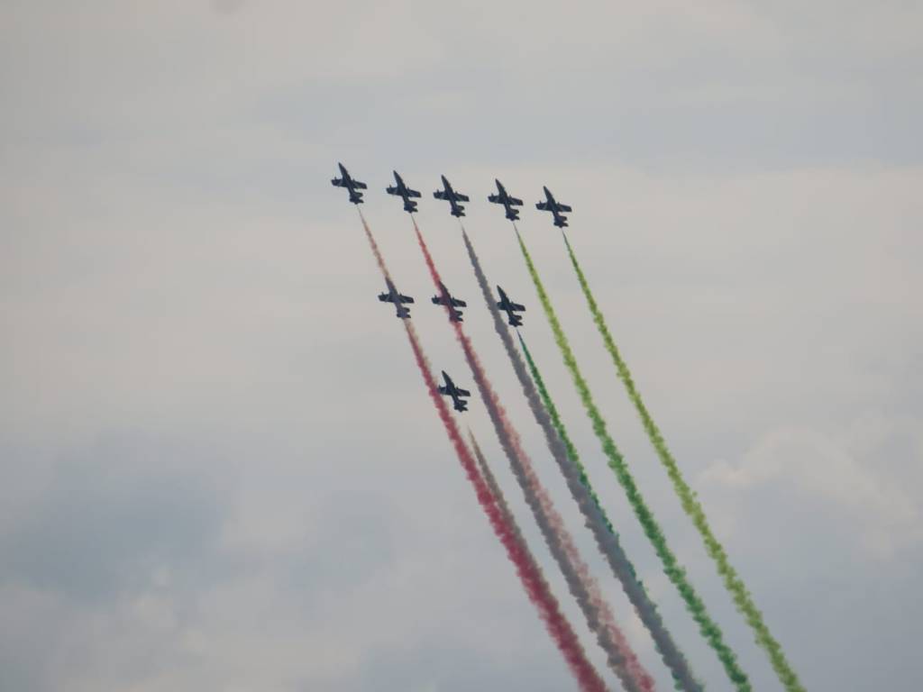 esibizione delle frecce tricolori sul centro lago di como e loro arrivo in cielo