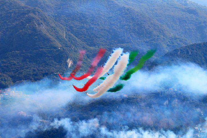 Lo spettacolo delle Frecce Tricolori sul lago di Como: magia tricore