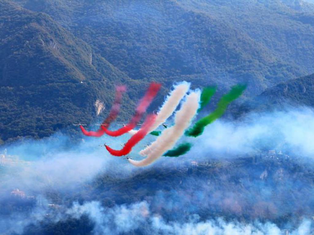 Lo spettacolo delle Frecce Tricolori sul lago di Como: magia tricore