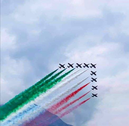 Lo spettacolo delle Frecce Tricolori sul lago di Como: magia tricore