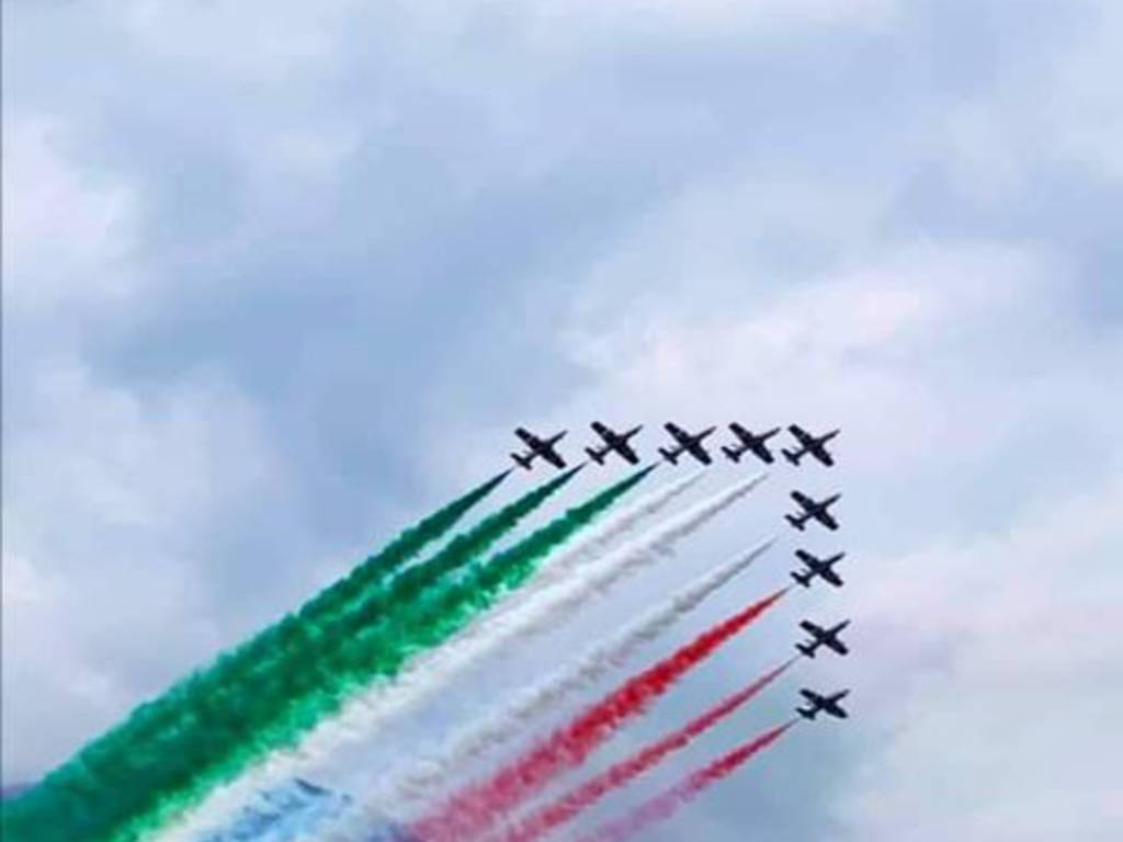 Lo spettacolo delle Frecce Tricolori sul lago di Como: magia tricore