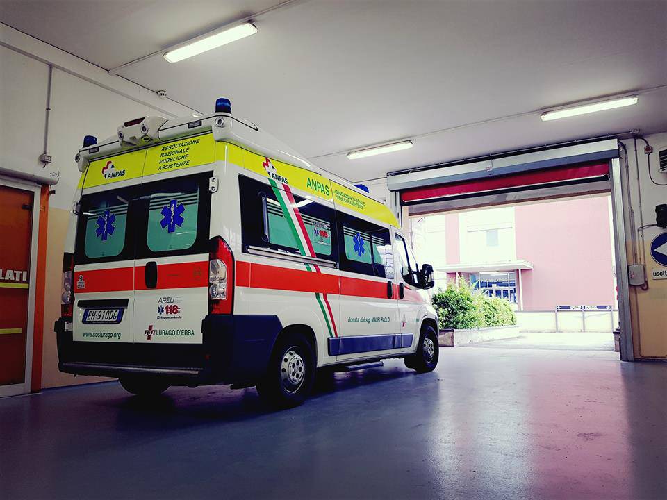 ambulanza e divisa sos di lurago d'erba intervento per parto in strada