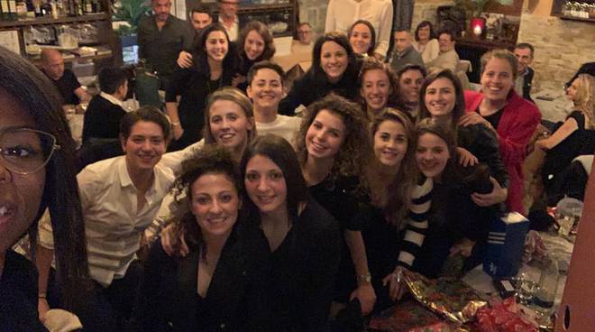 Immagini Di Natale Ragazze.Acf Como Si Brinda Al Natale Ed Al Primo Posto In Classifica Ora Arrivano I Rinforzi Ciaocomo