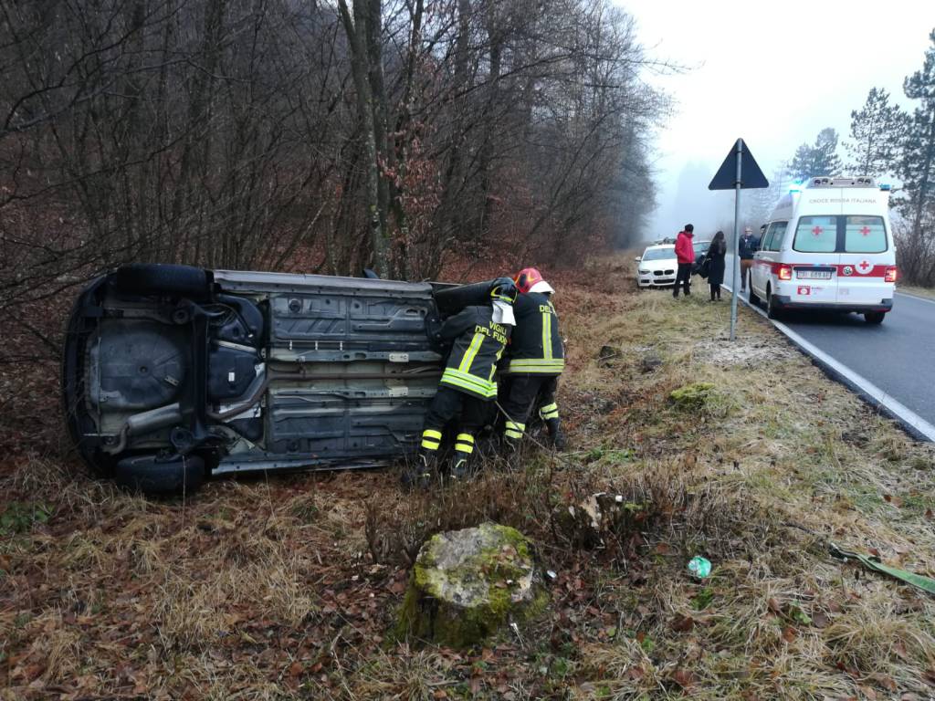 incidente alta valle intelvi lanzo auto fuorti strada soccorsi vettura danneggiata pompieri