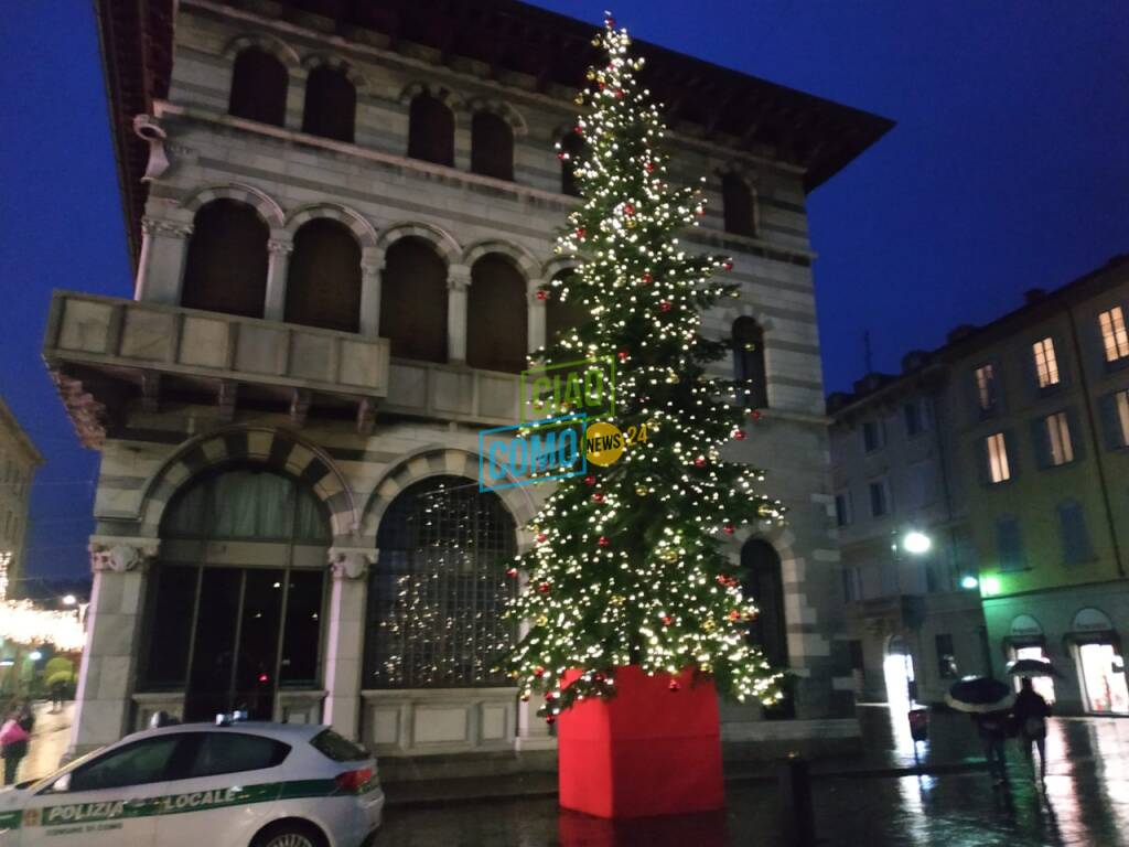 albero di natalke 2020 piazza grimoldi a como accensione