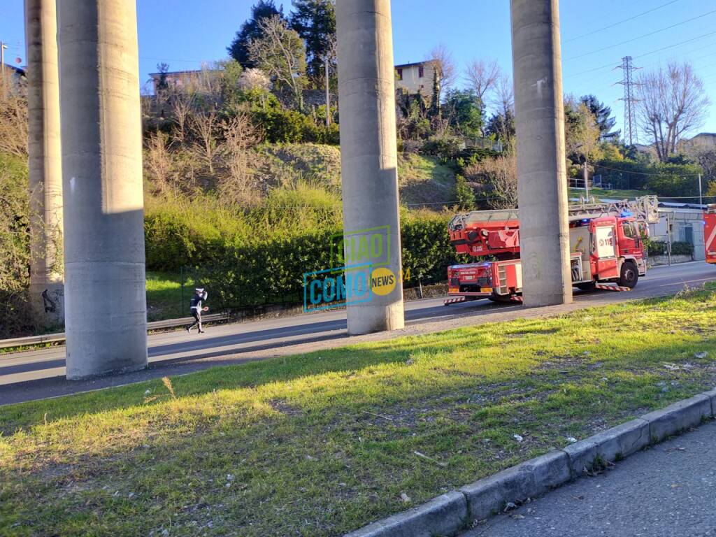 Verifiche dei pompieri a Ponte Chiasso ponte della A9 per distacco calcinacci