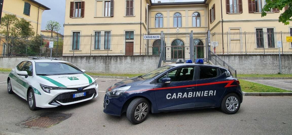 esterno caserma erba carabinieri auto polizia locale e carabinieri