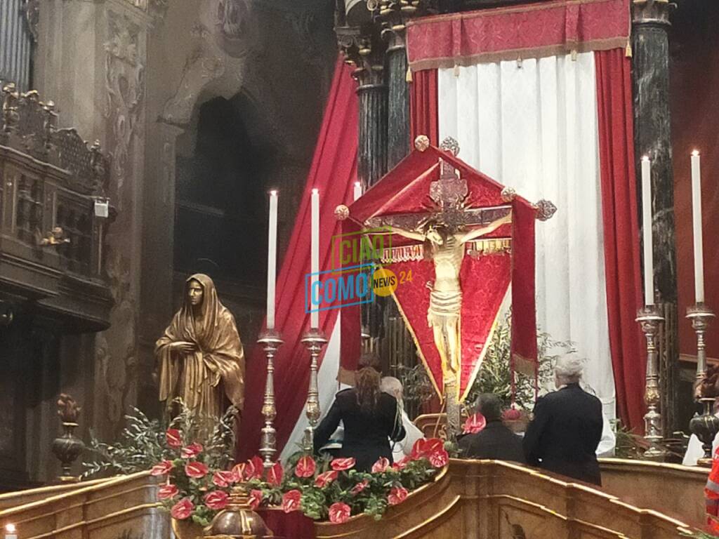 vescovo di como cantoni e santo crocifisso venerdì santo basilica crocifisso