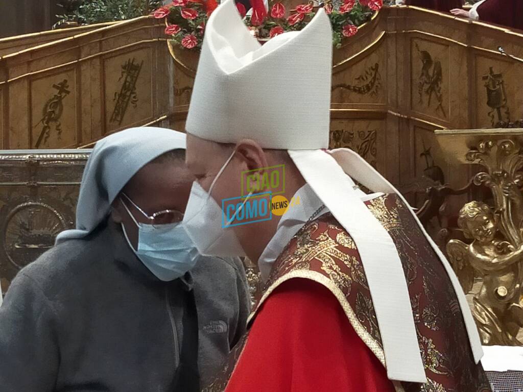 vescovo di como cantoni e santo crocifisso venerdì santo basilica crocifisso