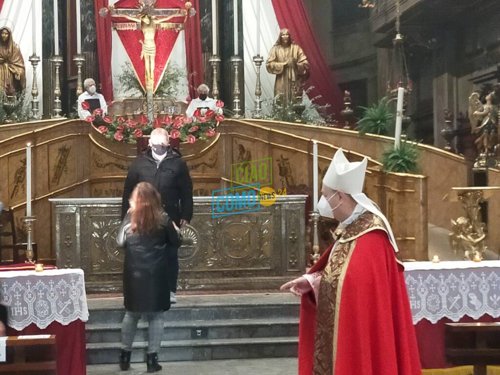 vescovo di como cantoni e santo crocifisso venerdì santo basilica crocifisso