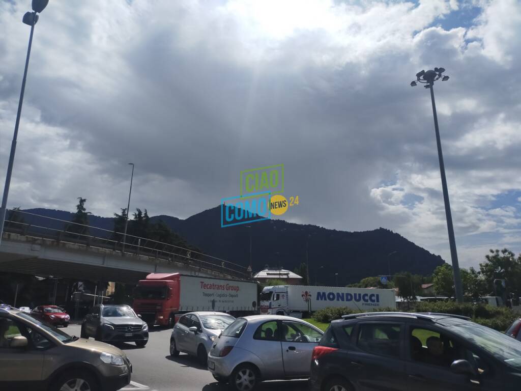 autostrada chiusa per lavori galleria, mezzi pesanti ed auto deviati caos a cernobbio via regina e tavernola