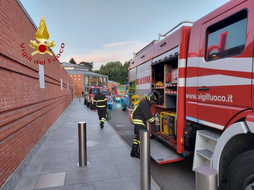 incidente via milano como auto e moto e operaia ferita centro commerciale bennt con pompieri