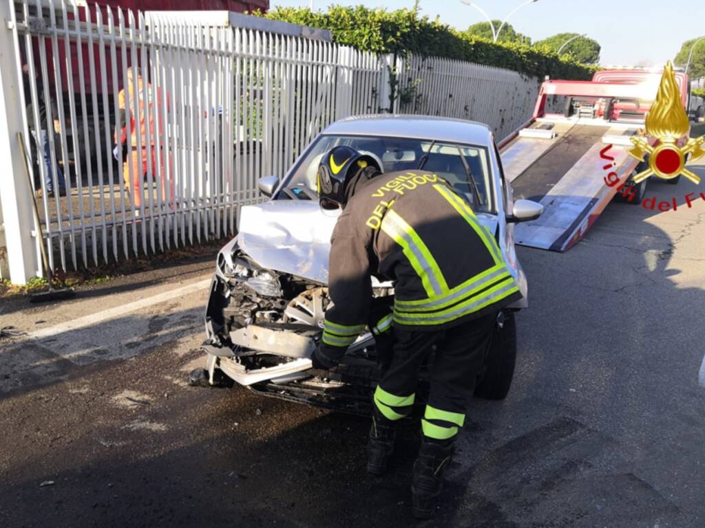 incidente auto e furgone a grandate via catelli soccorso pompieri