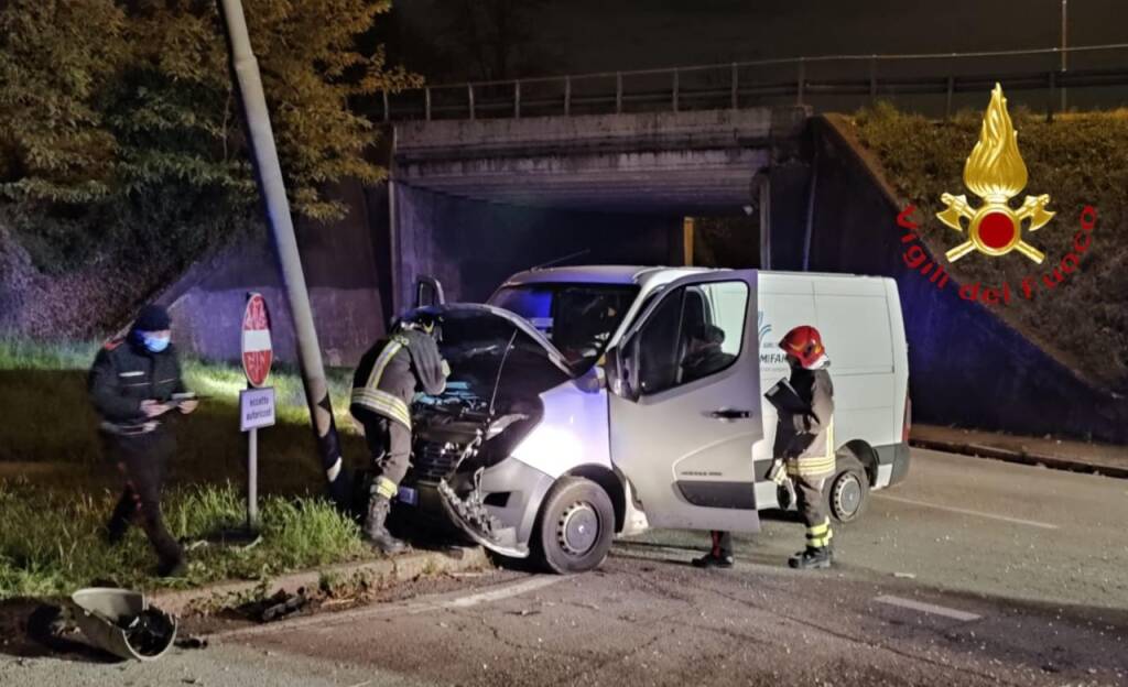 incidente carimate fugone fuori strada e contro palo della luce