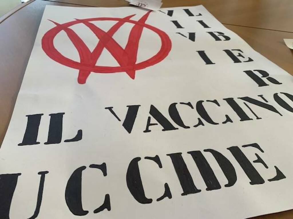 scritte no vax sui muri del varesotto e manifesti contro vaccino operazione polizia varese