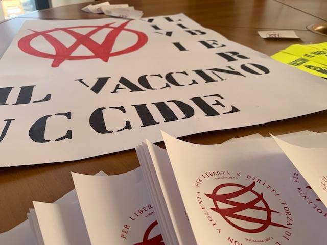 scritte no vax sui muri del varesotto e manifesti contro vaccino operazione polizia varese