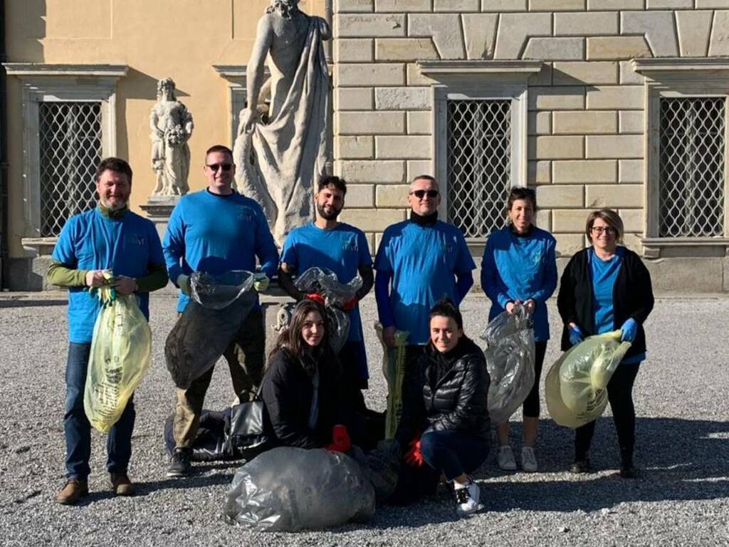 volontari we roof a ripulire parco di villa olmo immagini intervento