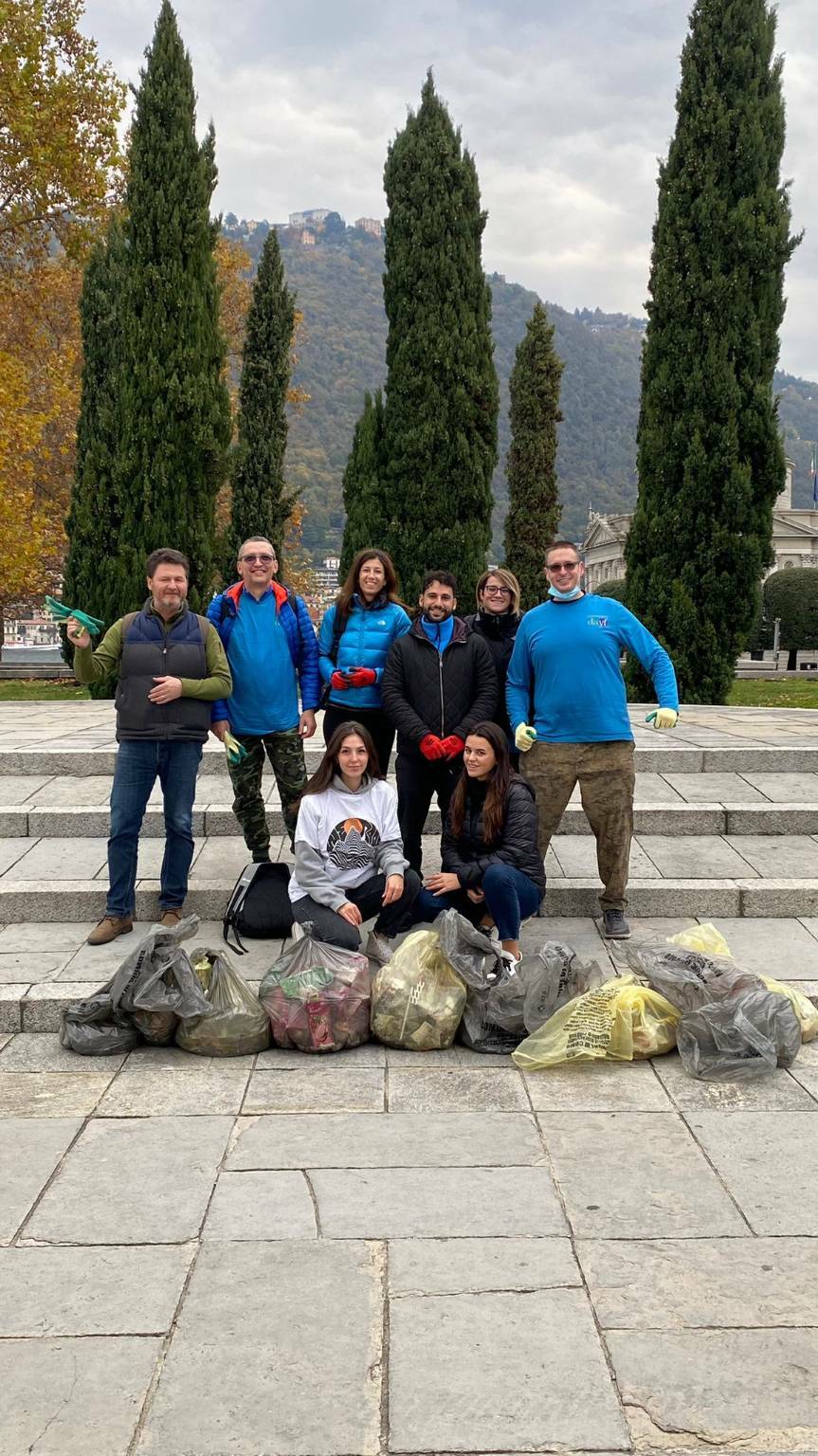 volontari we roof a ripulire parco di villa olmo immagini intervento