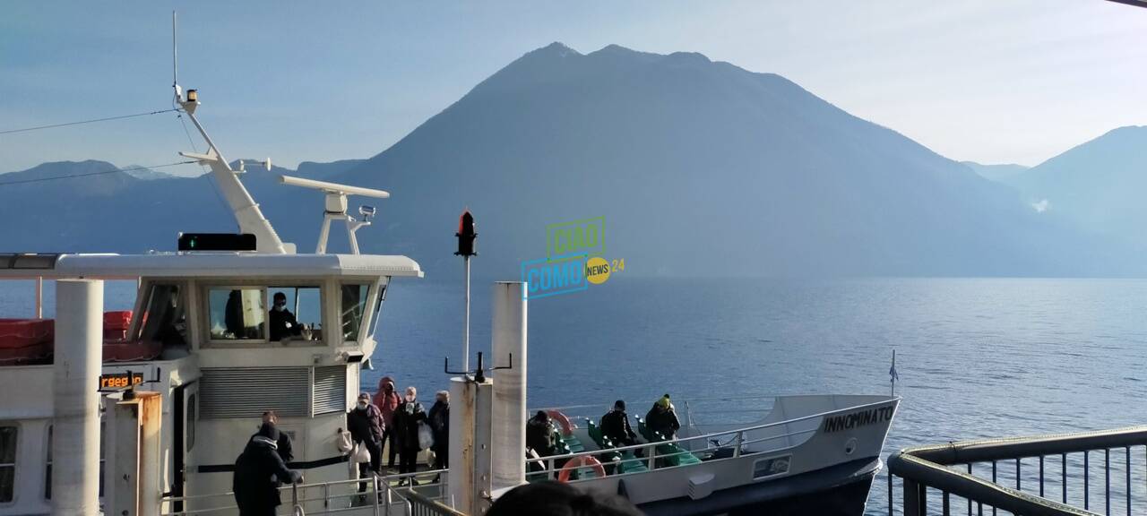 navette lago di como per superare blocco colonno cantiere gente che sale pontile argegno e sala