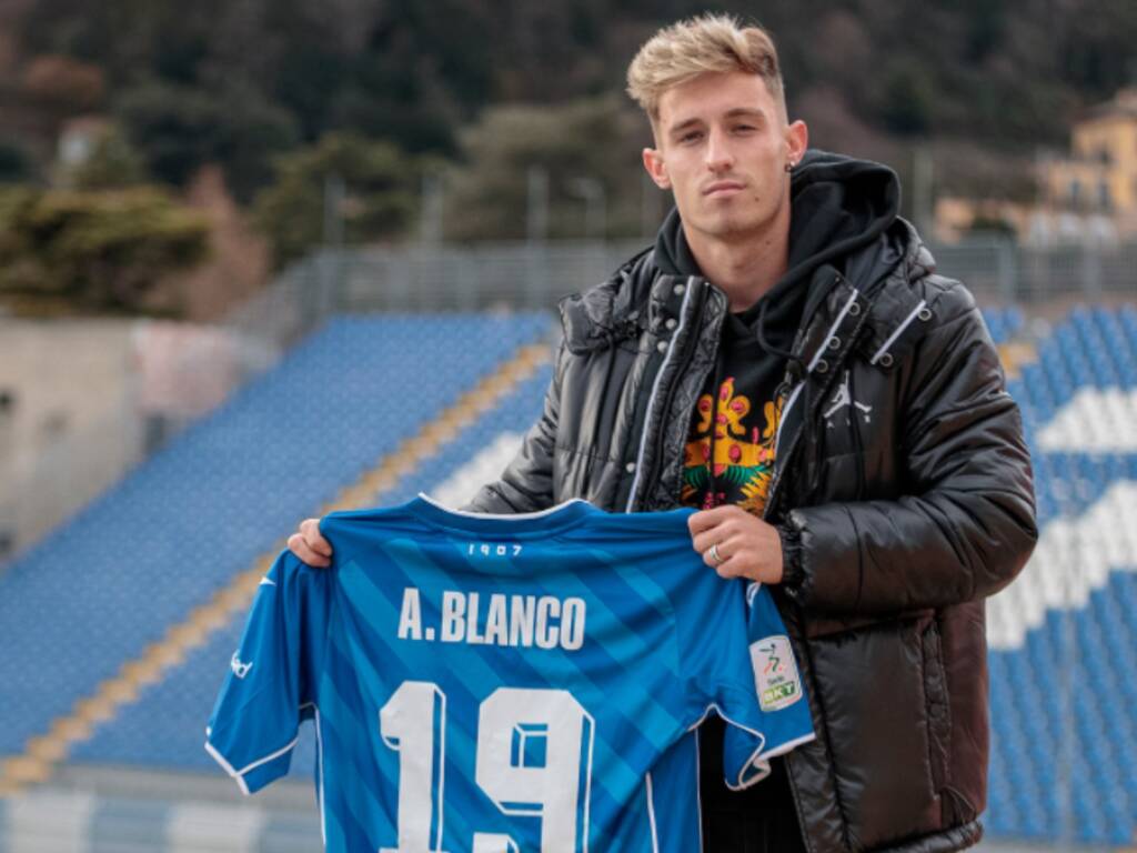 alex blanco nuovo attaccante del como primo giorno in maglia azzurra foto ufficiali