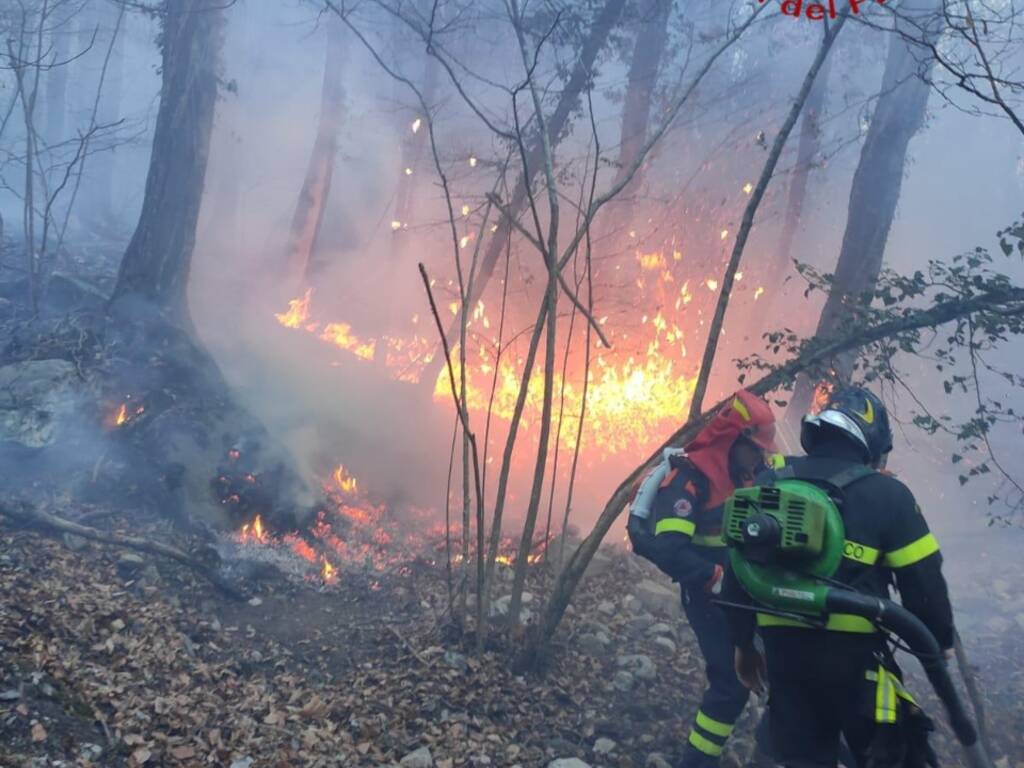 incendio boschivo pompieri e volontari a fermare le fiamme monte conizzolo canzo