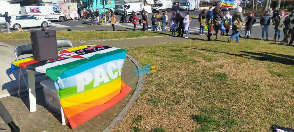 manifestazione contro la guerra in piazza vittoria a como partecipanti 