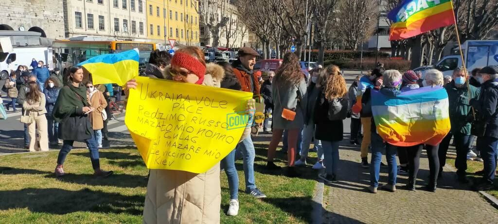 manifestazione contro la guerra in piazza vittoria a como partecipanti 