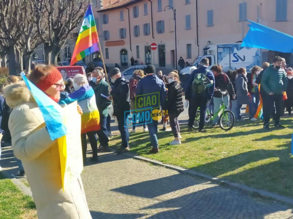 manifestazione contro la guerra in piazza vittoria a como partecipanti 