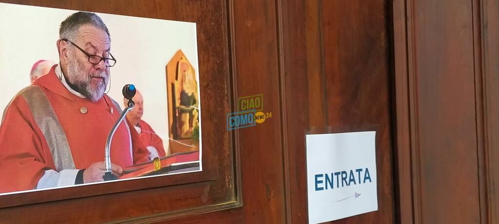 camera ardente per roberto bernasconi centro pastoral ferrari como ingresso bara, sue foto