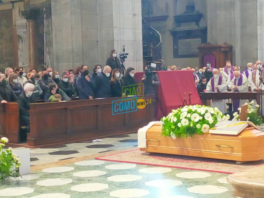 funerale roberto bernasconi duomo di como autorità presenti vescovo bara