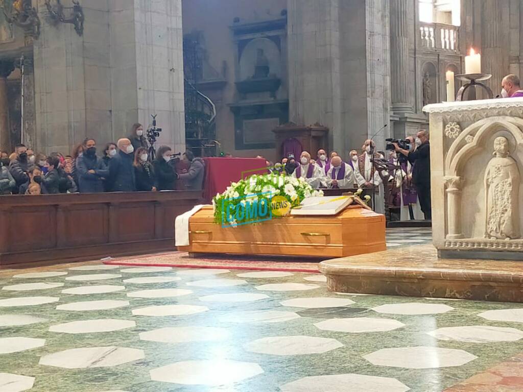 funerale roberto bernasconi duomo di como autorità presenti vescovo bara