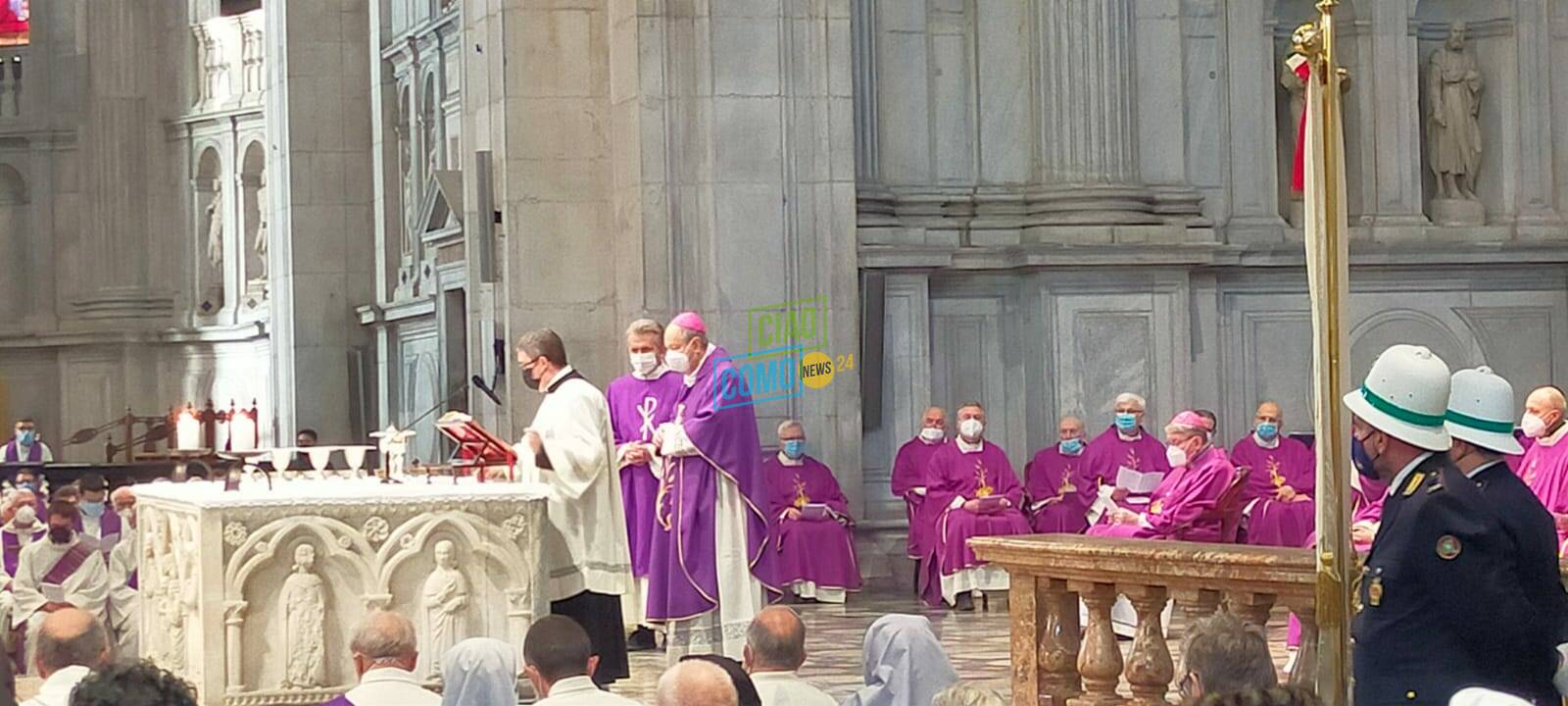 funerale roberto bernasconi duomo di como autorità presenti vescovo bara