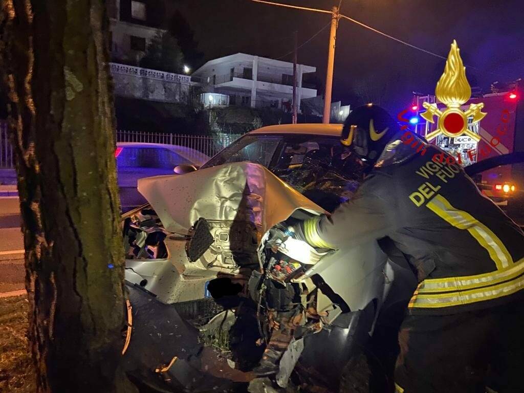 incidente notte cadorago auto fuori strada e contro un albero