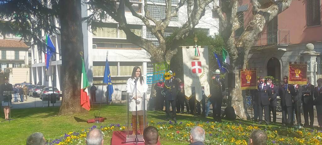 La cerimonia di intitolazione del monumento al brigadiere Carluccio oggi a Como